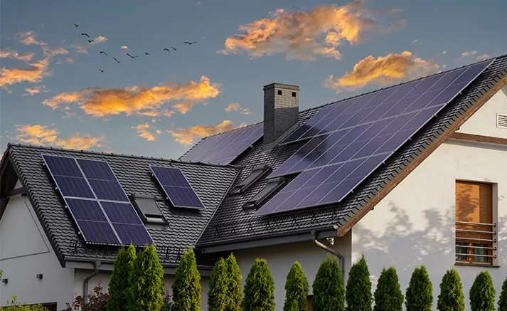 Photo de maison avec panneaux photovoltaïques 